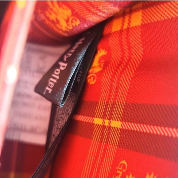 Loungefly Harry Potter Gryffindor Crossbody Chain Strap Purse Pocketbook NWT - Picture 9 of 9